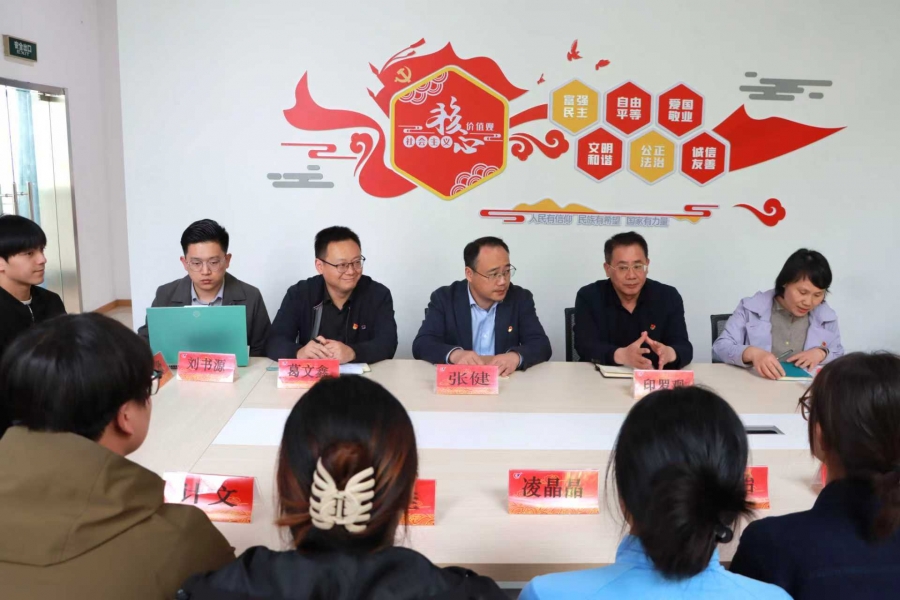 伟德国际1949举行“倾听心声 共话成长”师生面对面座谈会